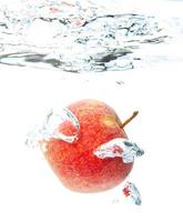 manzana en agua foto