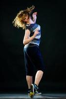 mujer joven bailando foto