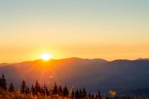 puesta de sol de las montañas de los cárpatos foto