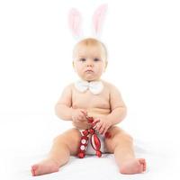 bebé con orejas de conejo