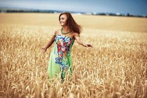 chica en prado de trigo foto