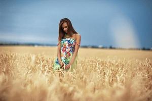 chica en prado de trigo foto