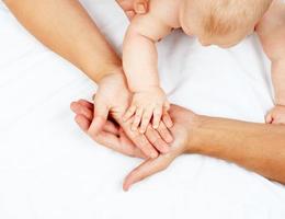 manos familia en blanco foto