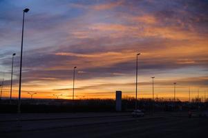 autopista en la puesta de sol roja foto