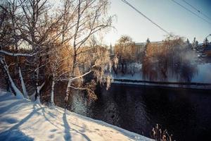 río en el parque de invierno foto