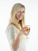 mujer rubia sosteniendo una copa de vino foto