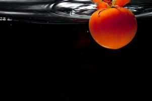 tomate en el agua foto