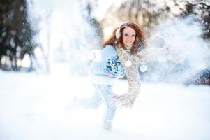 chica en bosque nevado foto