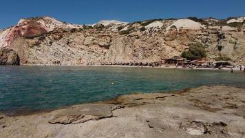 firiplaka of fyriplaka strand antenne visie in milos, cycladen eiland in Egeïsch zee video