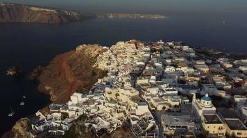 vista aérea de oia santorini, ilha das cíclades no mar egeu, grécia video