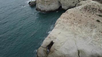 litoral da praia de paralia papafragas em milos, ilha das ciclades mar egeu, grécia video