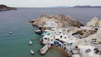 pueblo y playa de firopotamos en milos, isla de cyclades en el mar egeo, grecia video