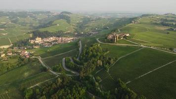 barolo la Volta castello aereo Visualizza nel langhe, Piemonte video