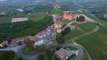 grinzane hålighet och slott antenn se i langhe, piedmont Italien video