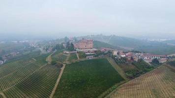 grijns cavour kasteel en wijngaard antenne visie in langhe, Piemonte Italië video