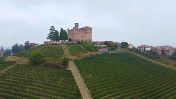 grijns cavour kasteel en wijngaard antenne visie in langhe, Piemonte Italië video
