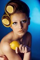 mujer con fruta en el pelo foto