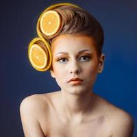 mujer con fruta en el pelo foto