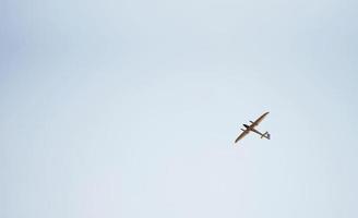 pequeño y moderno avión de color blanco con control remoto que vuela en el cielo foto