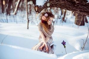 hermosa chica en el bosque de invierno foto