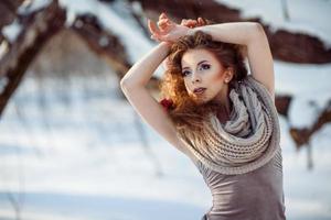 hermosa chica en el bosque de invierno foto