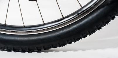 rueda de bicicleta sobre fondo blanco foto