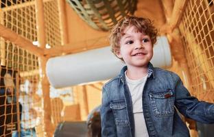 los niños se divierten juntos en la sala de juegos. juegos de jardín de infantes foto