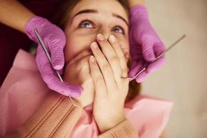 niña visitando al dentista en la clínica. concepción de la estomatología foto