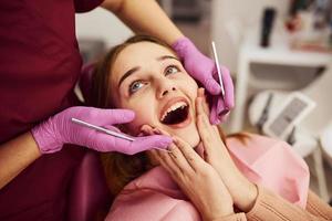 niña visitando al dentista en la clínica. concepción de la estomatología foto