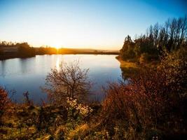 colorido follaje de otoño en el lago foto