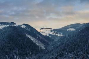 paisaje de invierno en las montañas foto