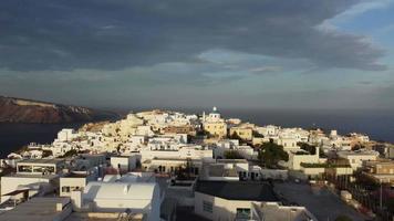 vista aérea de oia santorini, isla de cyclades en el mar egeo, grecia video