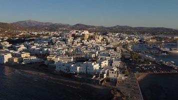 vista aérea de naxos chora, isla de cyclades en el mar egeo, grecia video