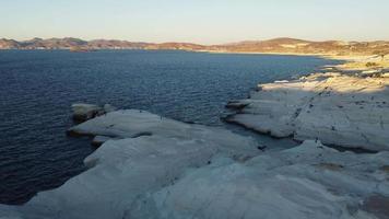 sarakiniko strand antenne visie in milos, cycladen eiland in Egeïsch zee, Griekenland video