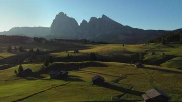 vallée de seiser alm alpe di siusi en été dans les dolomites italiennes, tyrol du sud trentin haut adige, italie, groupe de montagne sassolungo et sassopiatto video