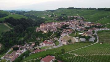 barolo vista aérea em langhe, piemonte, itália video