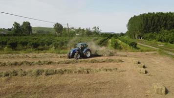 traktormaschine, die an heuballen im landwirtschaftsbereich arbeitet video