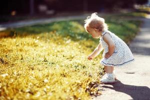 niña en el parque foto