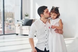 feliz Día del Padre. la hija le hace una sorpresa a papá al darle una postal con el corazón foto