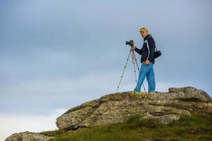 turista en una roca foto