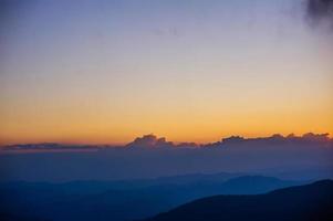 hermosa puesta de sol en las montañas foto