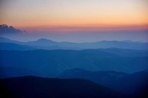 hermosa puesta de sol en las montañas foto