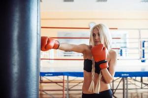 bonita mujer deportiva con guantes de boxeo foto