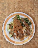 rujak cingur, ensalada tradicional indonesia con pasta de camarones y varios vegetales hervidos y cingur, labios de vaca. foto