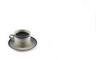taza de café negro sobre un fondo blanco. área de espacio de copia foto