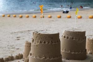 viajar a krabi, tailandia. castillo de arena en una playa. foto