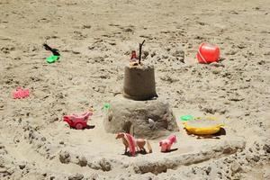 viajar a la isla de koh lanta, tailandia. castillo de arena en una playa. foto