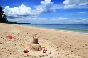 viajar a la isla de koh lanta, tailandia. castillo de arena en una playa. foto