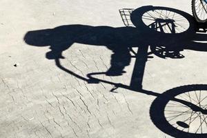 sombra de ciclista en la carretera foto