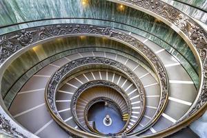 famoso museo del vaticano, la escalera le da un ambiente más gótico. museo del vaticano en roma, italia foto